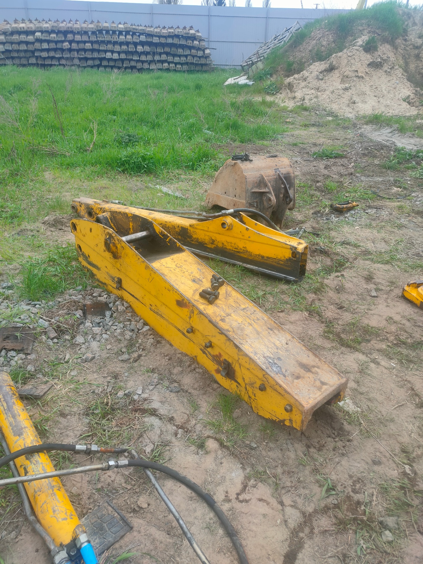Hydraulická ruka a rameno rýpadla během servisu – TsV Servis