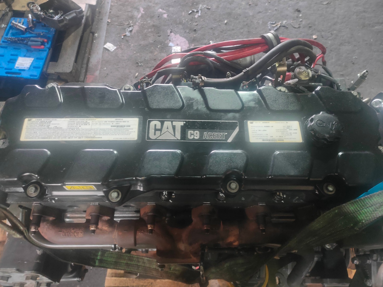 Motor Caterpillar C9 během diagnostiky a oprav v servisní dílně TsV Servis